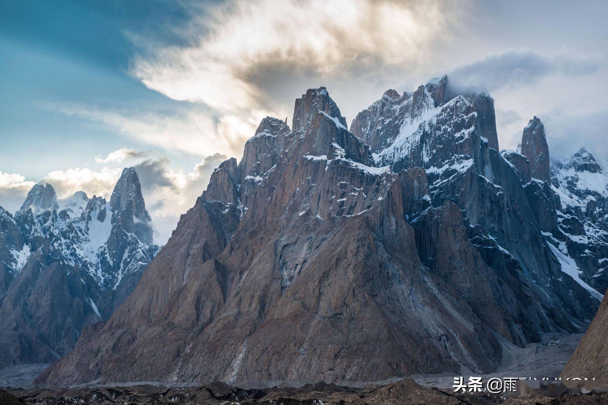 全球最高悬崖悬崖落差1340米仅4人爬上悬崖2人活着回家