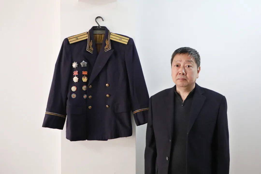 3月26日,见到持宝人张明时,他正在整理父亲的老物件,"这件军服,已经有
