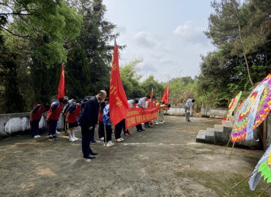 4月2日,周田鎮黨委組織周田鎮團委,周田中學,周田中心小學代表共計60