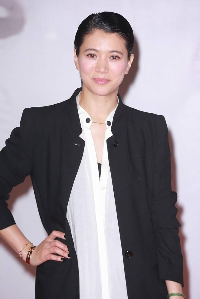 袁咏仪气质没得挑一袭斜肩长裙优雅大气出席活动好端庄