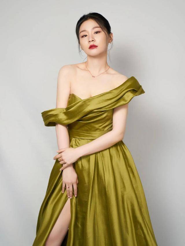 新晋综艺女王金婧微胖身材不惧一字肩长裙气质极好