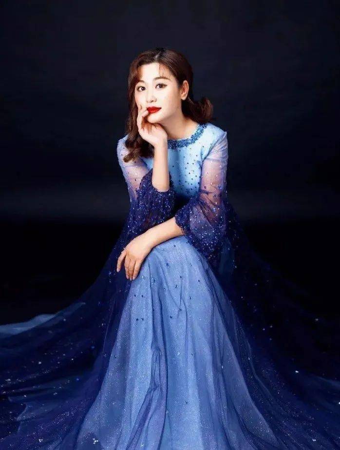 演唱赵丽娜,青年女高音歌唱家,安徽省音乐家协会会员,淮北市音乐舞蹈