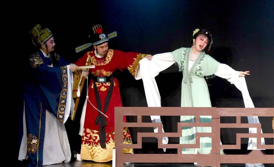 百花绽放誉满鹏城观越剧陆游与唐琬有感