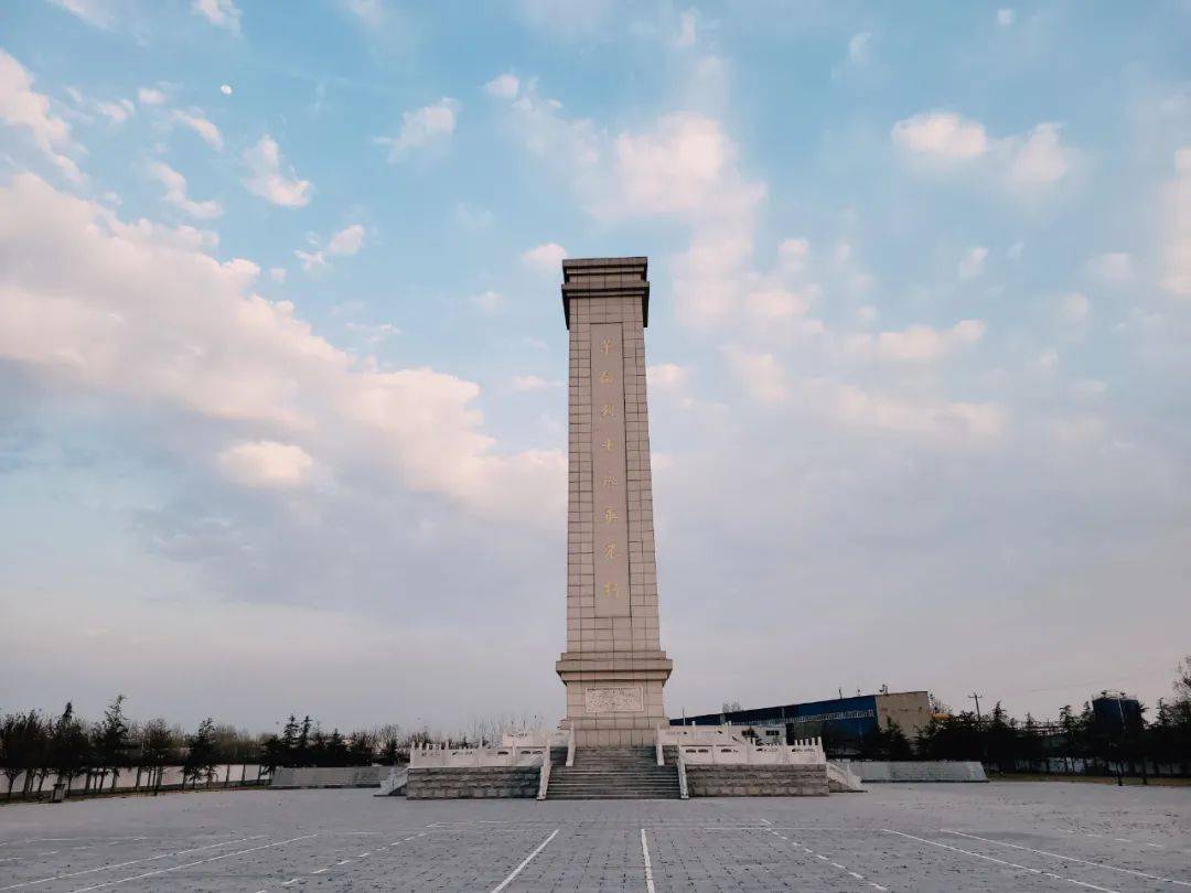 清丰县纪委监委全体党员干部怀着无限敬意和哀思来到县烈士陵园,开展"