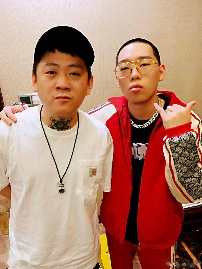 红花会解散后,他在综艺里当了导师,他成为老公,有了女儿,整个人也平和