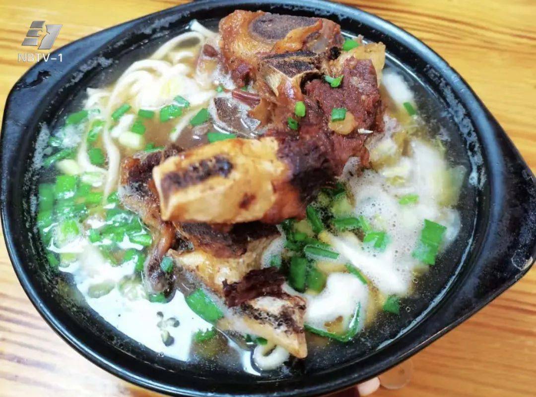 开店近5年的时间每天的高汤都是用牛豚骨牛龙骨炖煮12个小时熬成的