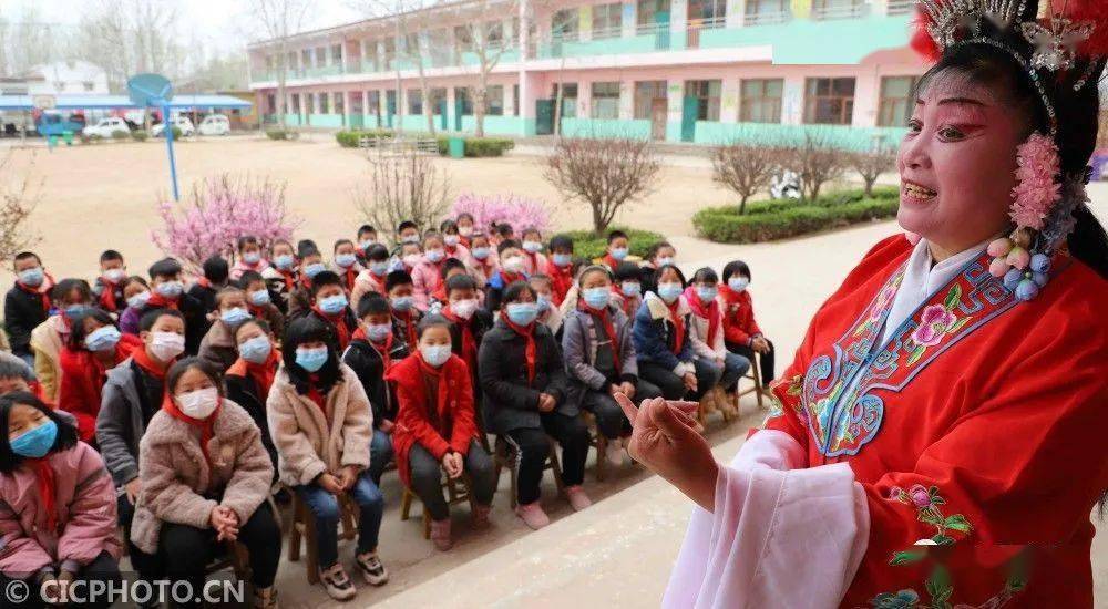 在河北省邢台市广宗县第四小学,戏剧演员指导学生们练习戏剧.