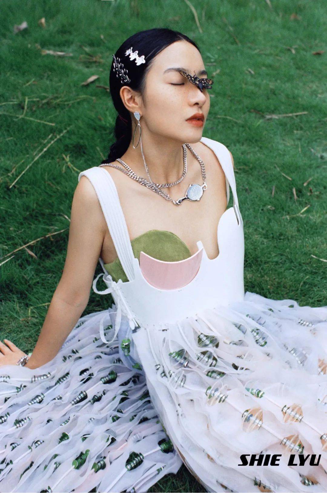 献给那些看上去梦幻,实际却坚硬,甚至带点锋利的女性.