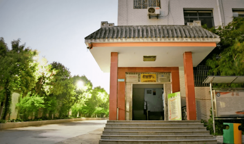 殡仪学院院训:慈悲为怀,服务众生.