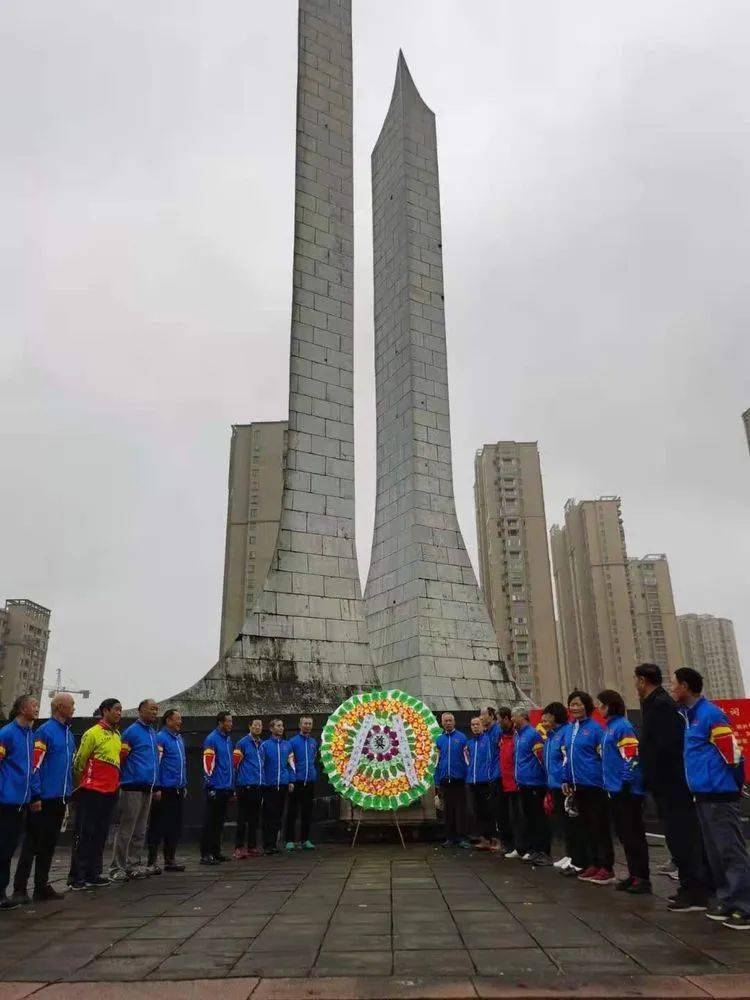 宣城市老体协骑游分会今天活动日到市烈士陵园举行祭奠英烈活动