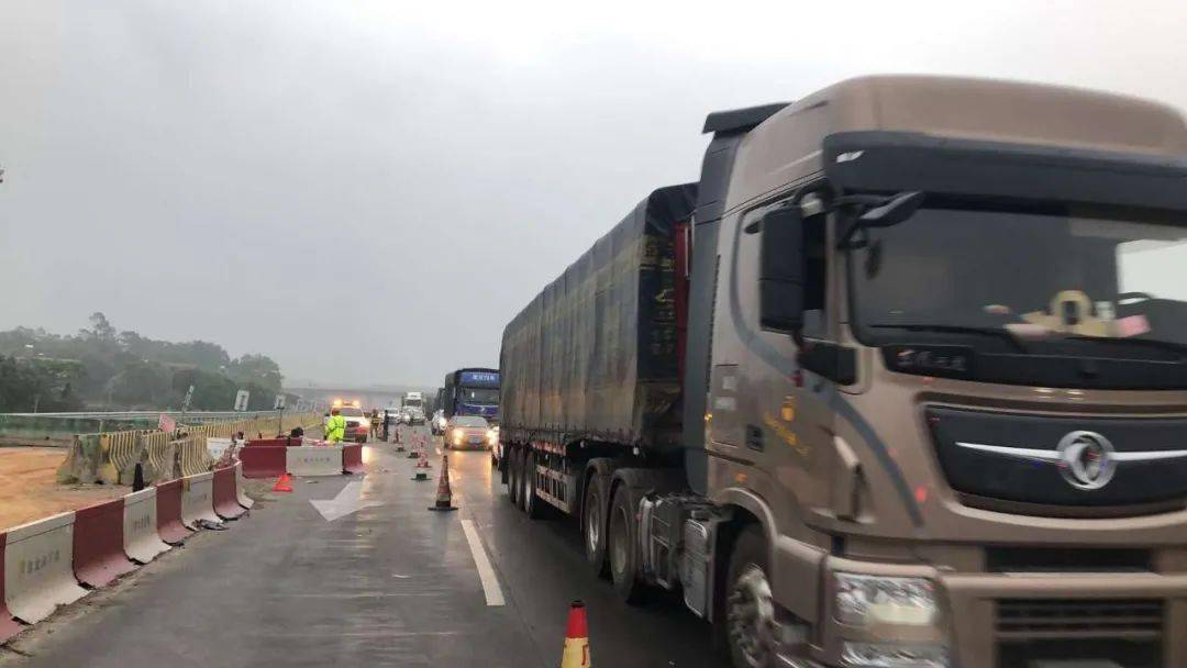 北海石湾至山口路段发生追尾!_海城