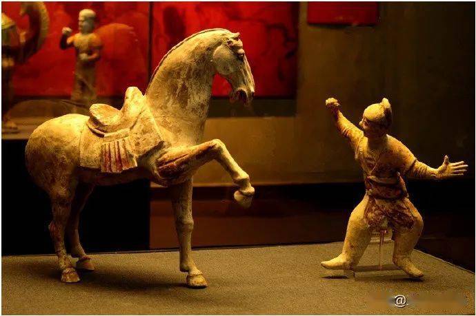 唐 彩绘陶驯马俑与舞马今天玉斋君精选了全球各地博