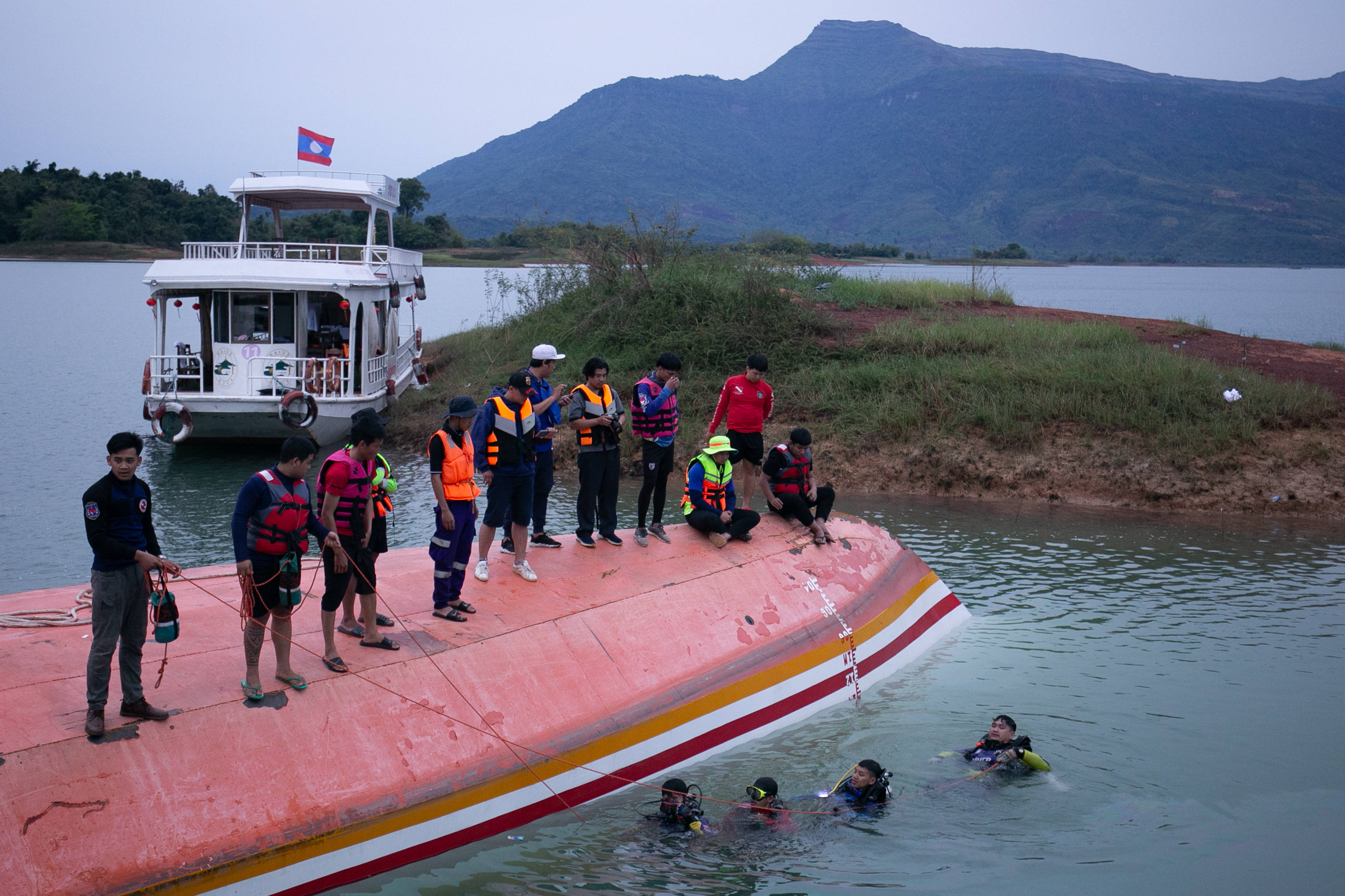 老挝游艇翻船致8亡图片