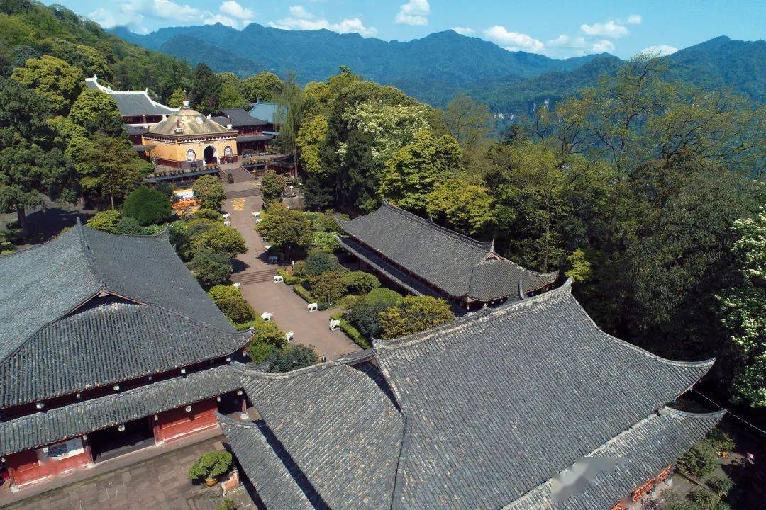 江湖月报头条她来了她来了峨眉派女侠凌云来清音万年应战了