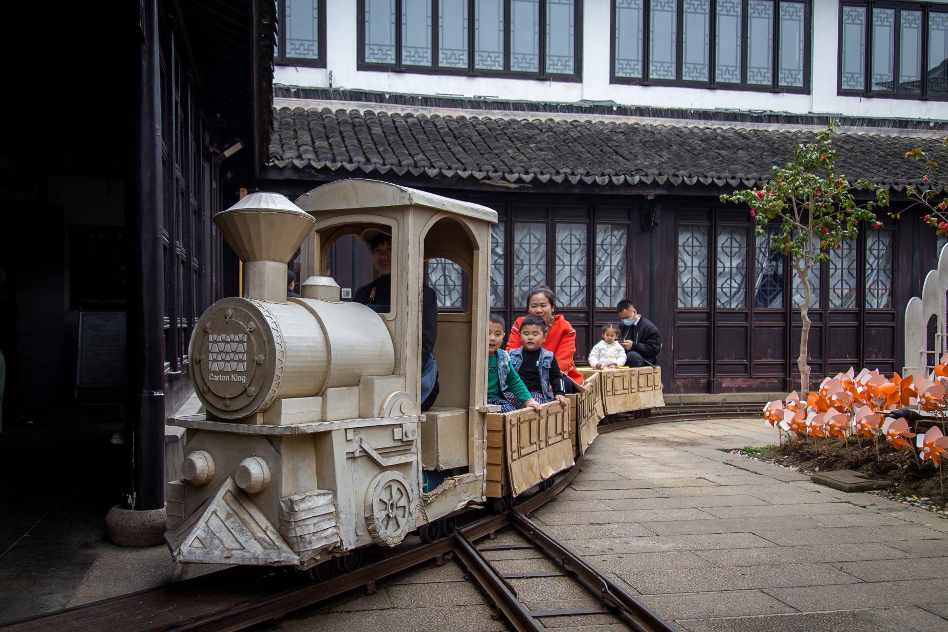 周庄古镇有家博物馆厉害了，全是纸做的，吃纸火锅，乘纸火车