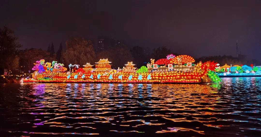 泰州号花船小镜头花船巡游环节,将有7条花船集体亮相凤城河上,这些