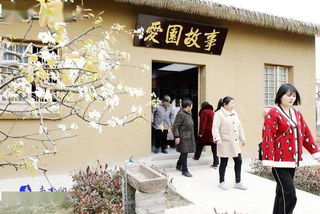 4月5日下午,泗阳县爱园镇百年梨园景区游客依然络绎不绝,大家纷纷走进