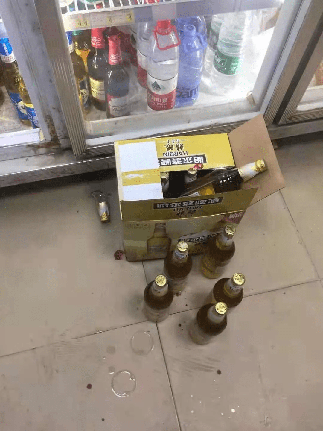 手筋瞬间被划断东莞男子拿啤酒时不料瓶子突然爆炸