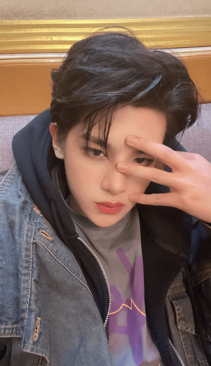 黄明昊三周年福利自拍六宫格 请查收来自小贾的花式比"三"