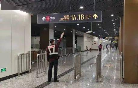 11号线龙华站出入口调整12号线龙华站协同配合确保通行