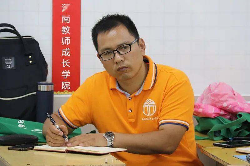 一次省级赛课前,县教研室语文教研员谢印权老师送我一本蓝色封皮的