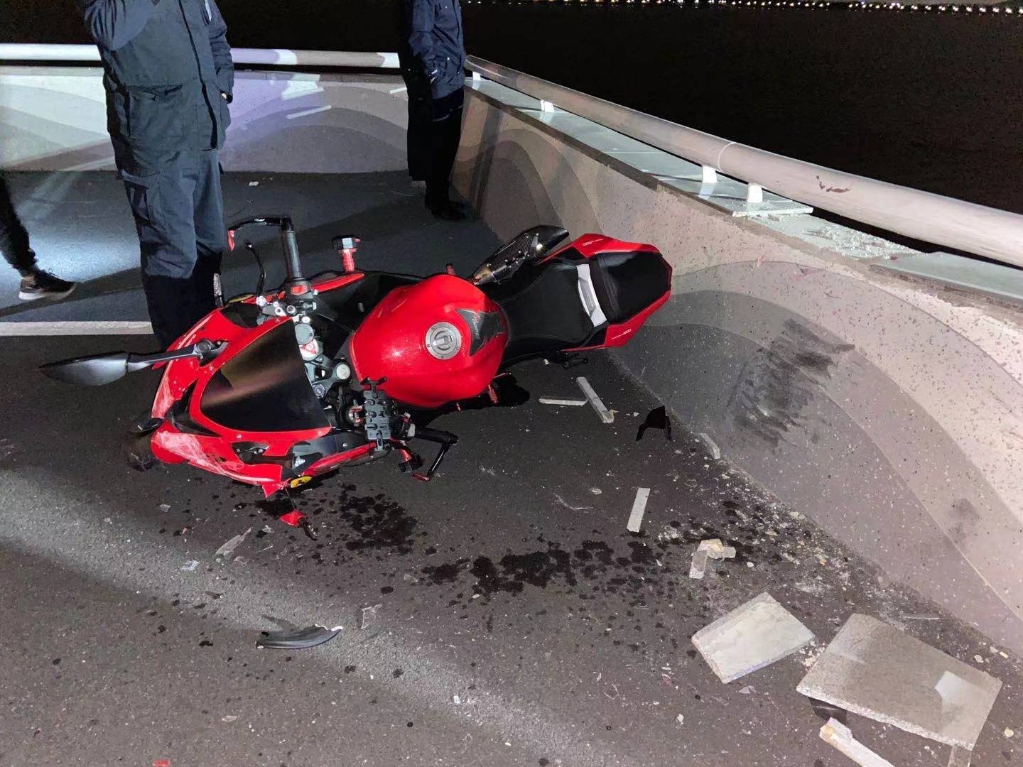 据知情人爆料,事发时,女子试驾他人一俩红色的赛600摩托车,行驶到一处