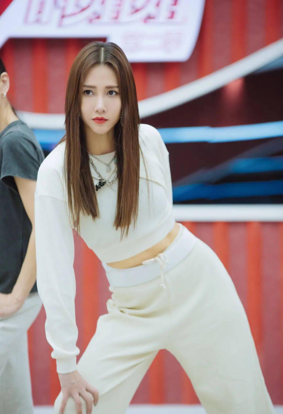 短发张雨馨则用白色套装穿出辽飒爽气质～低饱和度的纯色选择更是高级