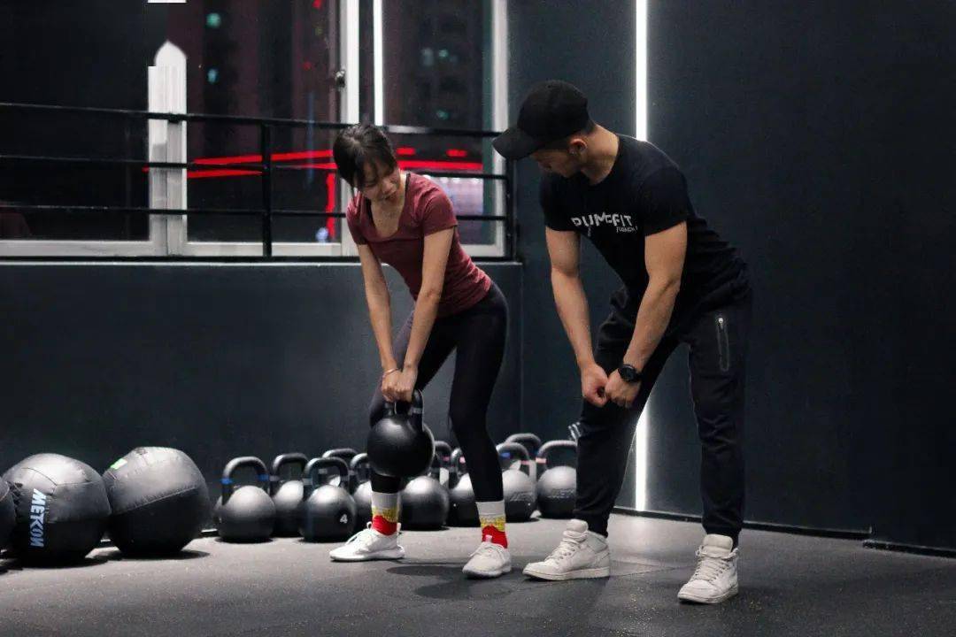 想要彻底告别臃肿身材,并且拥有诱人的肌肉?定制私教课自然少不了!