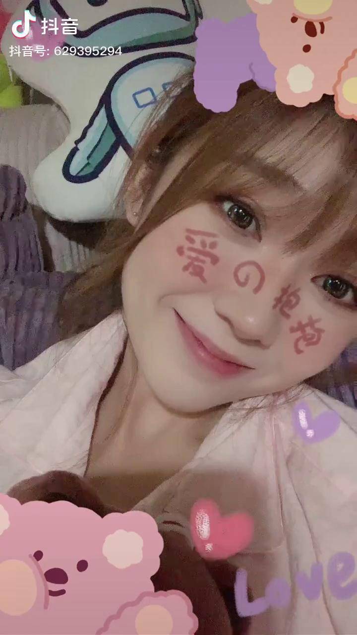 无处安放的大脸在家的状态躺在床上拍抖音谁也别想睡