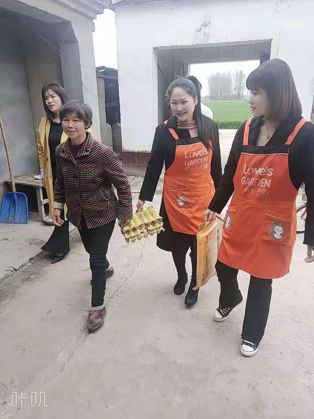 太和肖口镇爱心亲子园母婴店老板闫玉玲带领爱心志愿者们走进界首市任