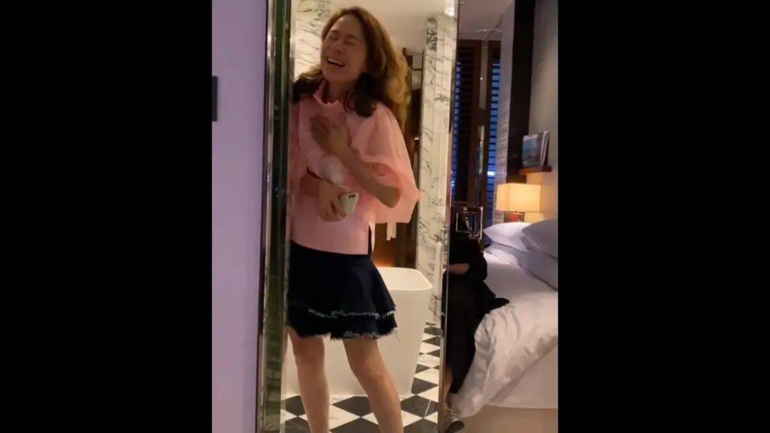 ▼46岁邝文珣生日秀美腿▼