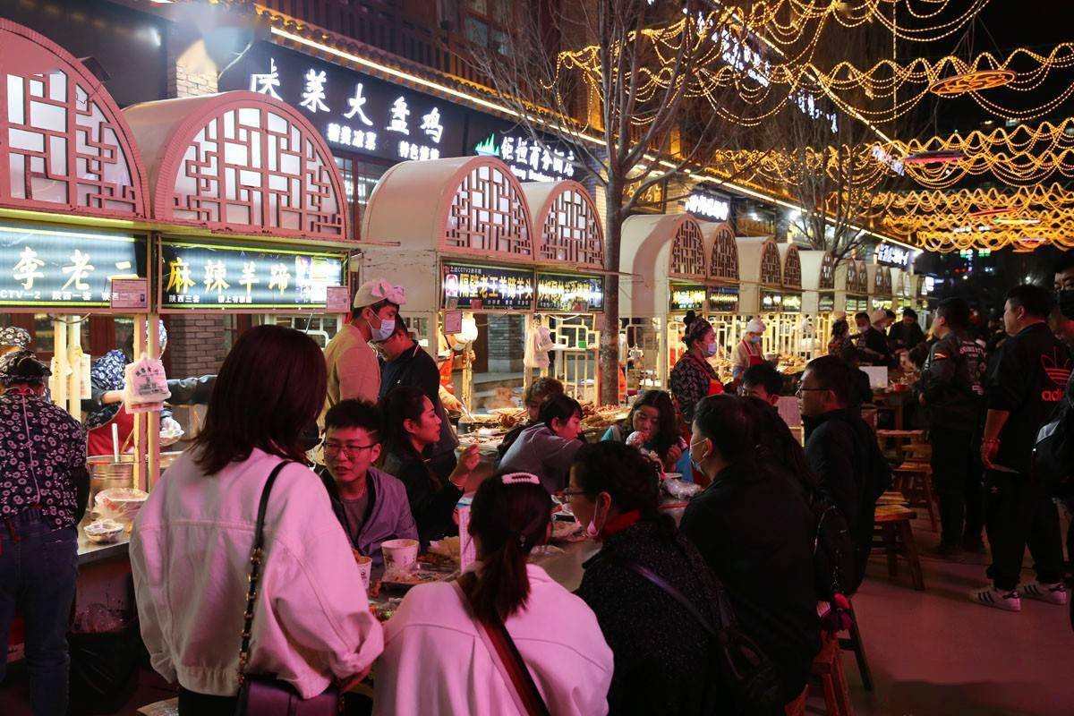 延安二道街夜市人气旺做美食的大多是年轻人传承陕北特色饮食