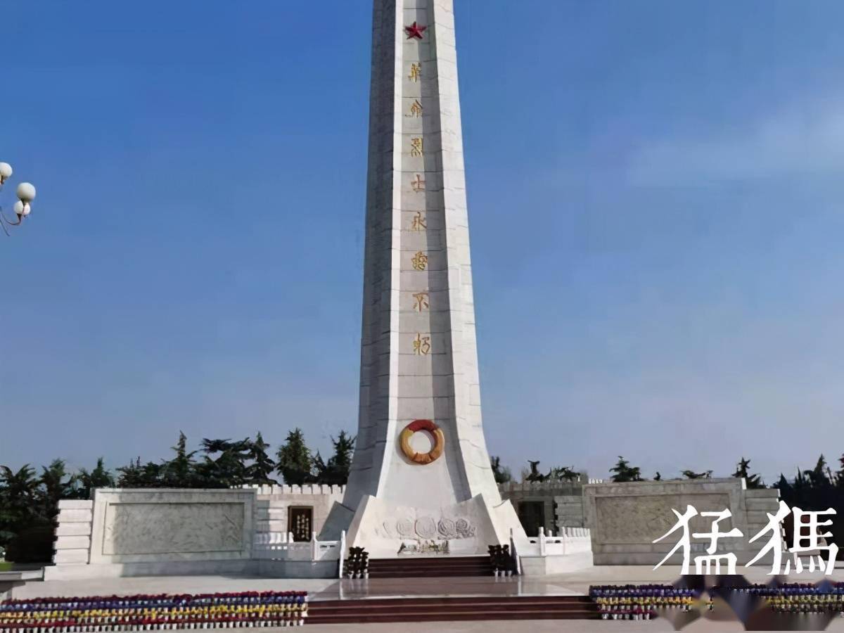 走进开封市烈士陵园大门,路边两排高大的松树苍翠欲滴,象征着烈士们的