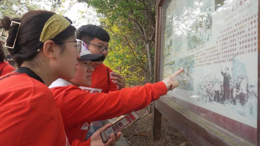 快闪闯关主题车厢青岛新增亮丽红色风景线