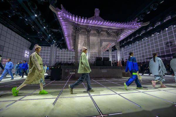 曾在巴黎纽约敦煌办秀的中国李宁这次选择了河南上百名超模和明星都来