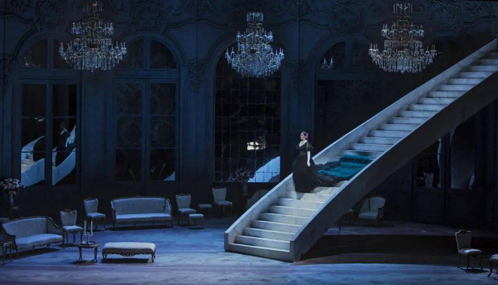 歌剧必修课 | 据说这部《茶花女》里能找到哈里梅根夫妇?