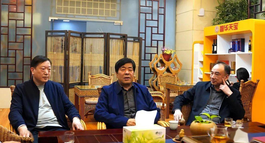 郭贞红与多家客人座谈