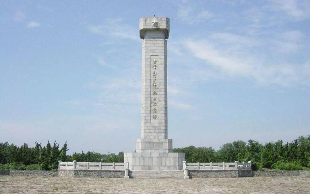 连云港海事局机关党委中心组成员和部分党员代表前往东海县安峰山烈士