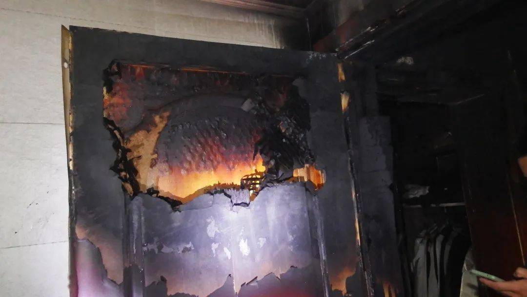 一台饮水机竟然烧了整个房间_火灾