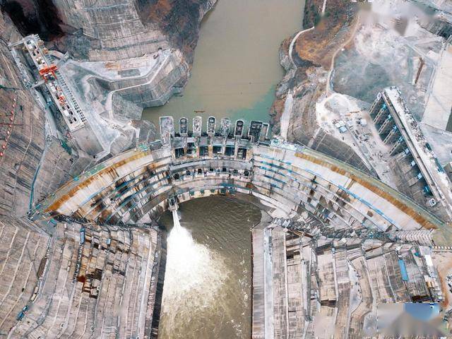 白鹤滩水电站开始蓄水