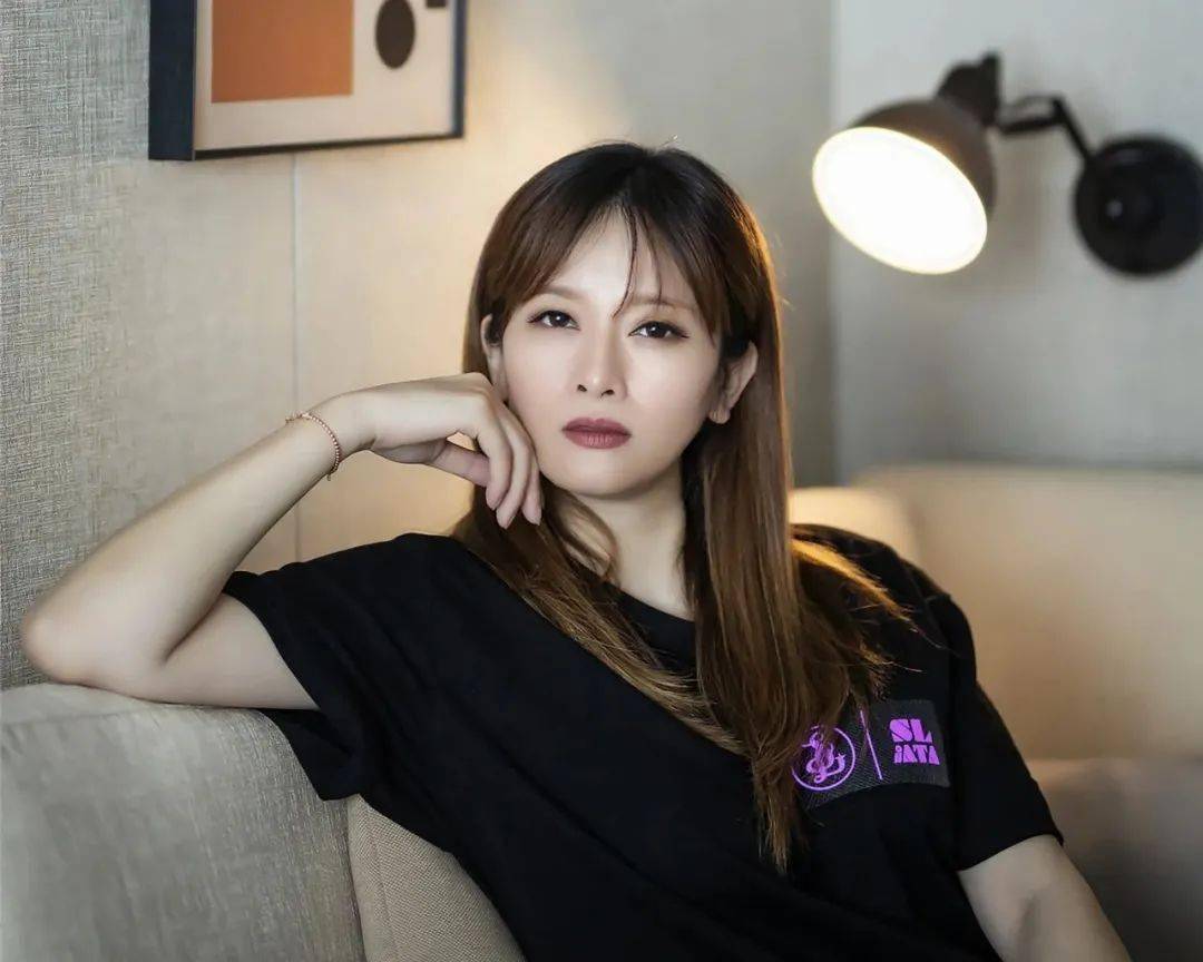 知名音乐人并成为了一名歌手,在香港乐坛闯荡的岁月里,出过个人专辑
