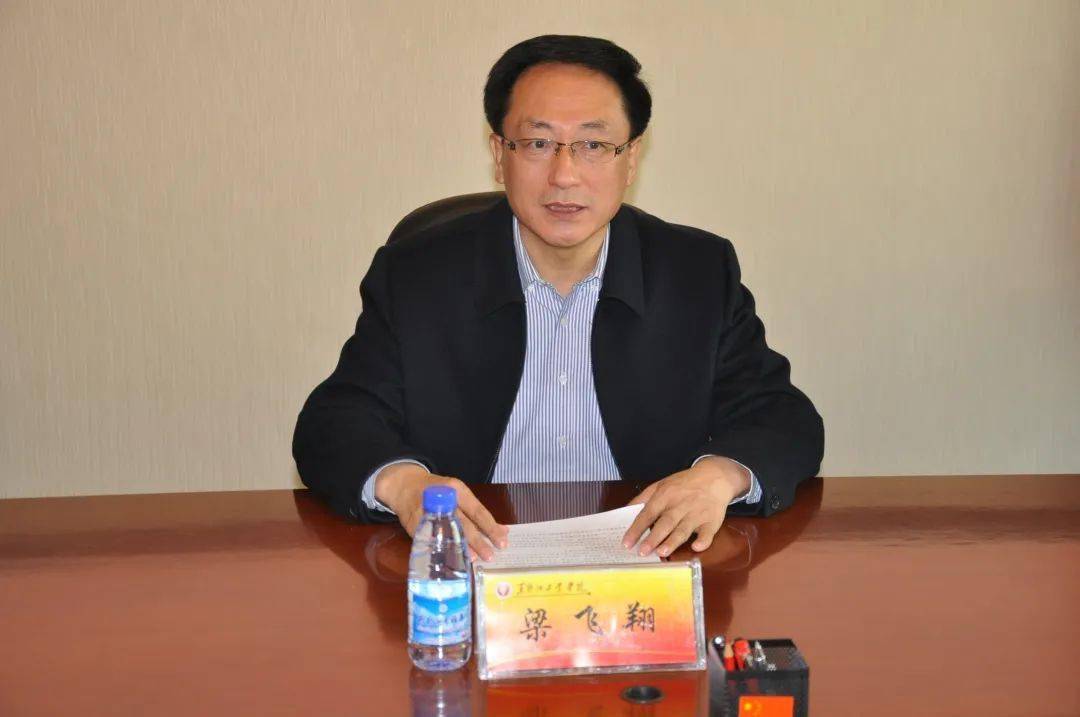 梁飞翔表示黑龙江工业学院作为鸡西地区的高校,为我市培养了很多人才