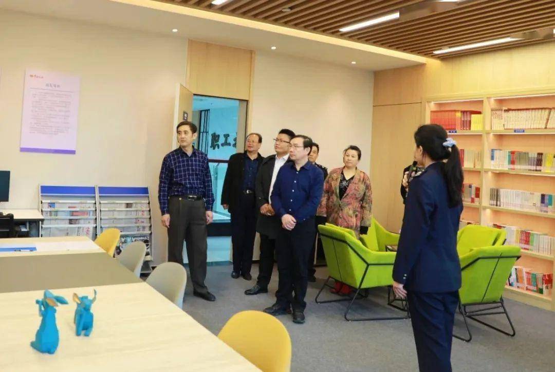 主席张立波,市总宣教部部长宋艳红一行到我区调研"职工书屋"建设情况