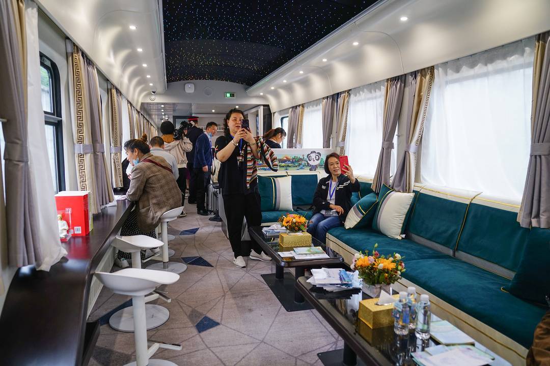 成都至攀枝花红色旅游专列发车 200多名旅客乘坐“移动星级酒店”开启阳光快乐之旅