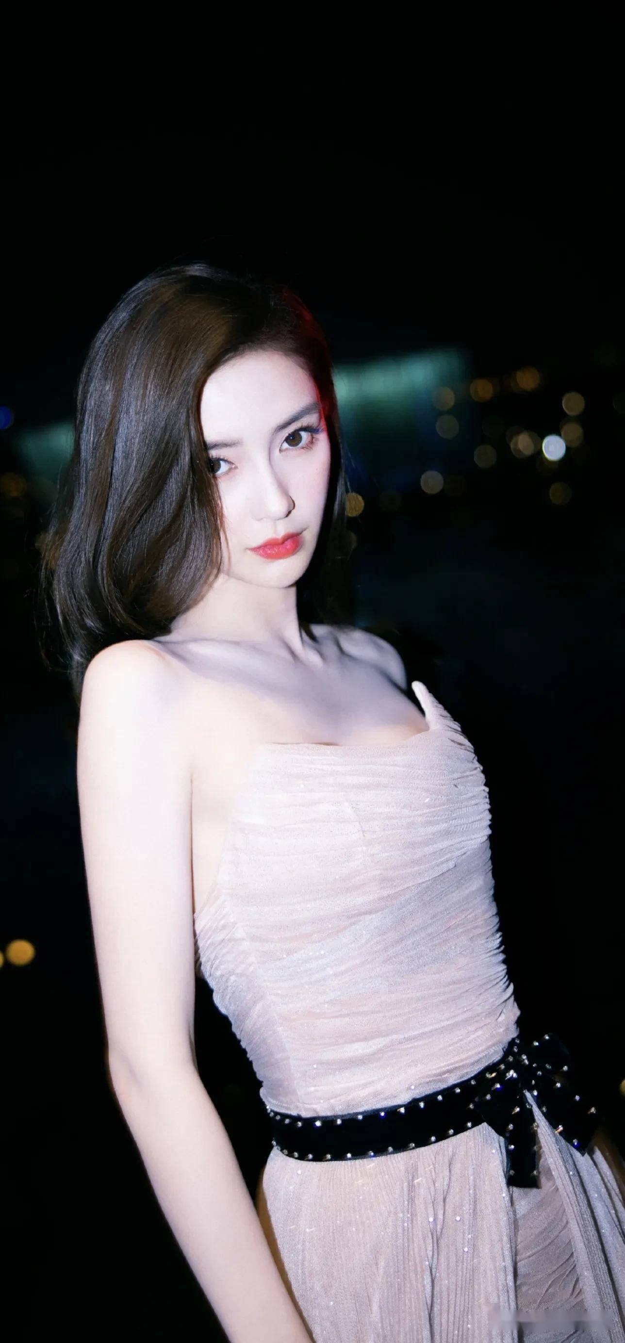 咬唇的诱惑让你心醉,长发及细腰,可盘可披,挡不住动人的身材