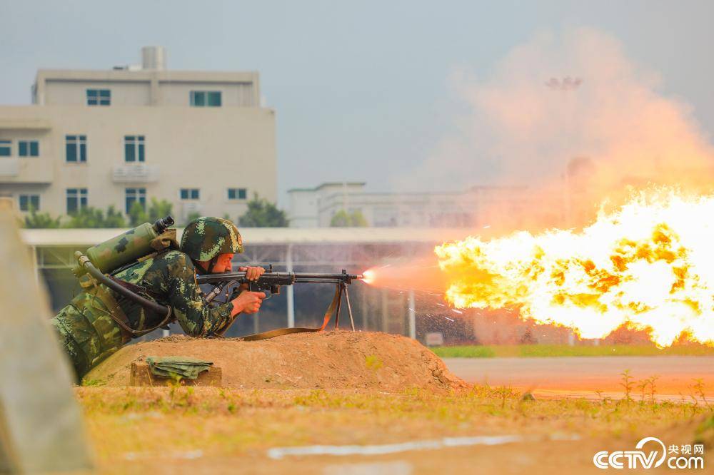 多角度实拍武警防化兵喷火训练