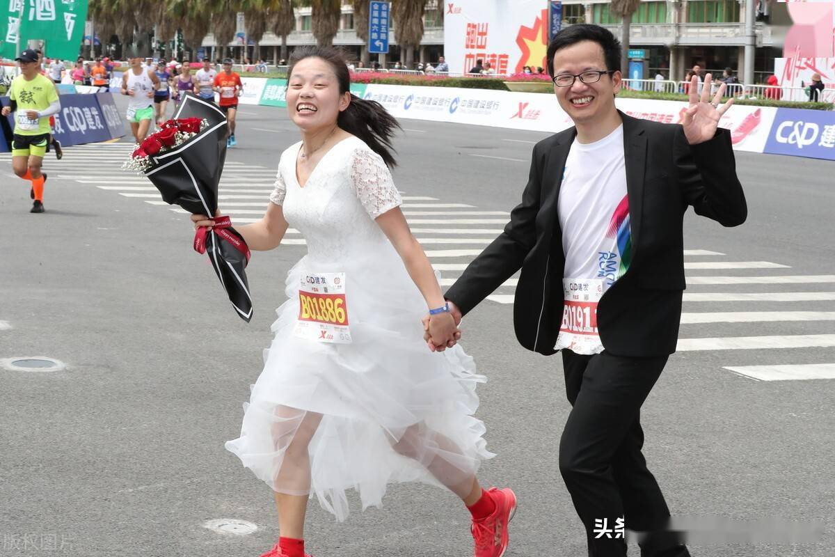 厦门马拉松新娘新郎牵手跑吸引眼球残疾选手用手划出精彩人生