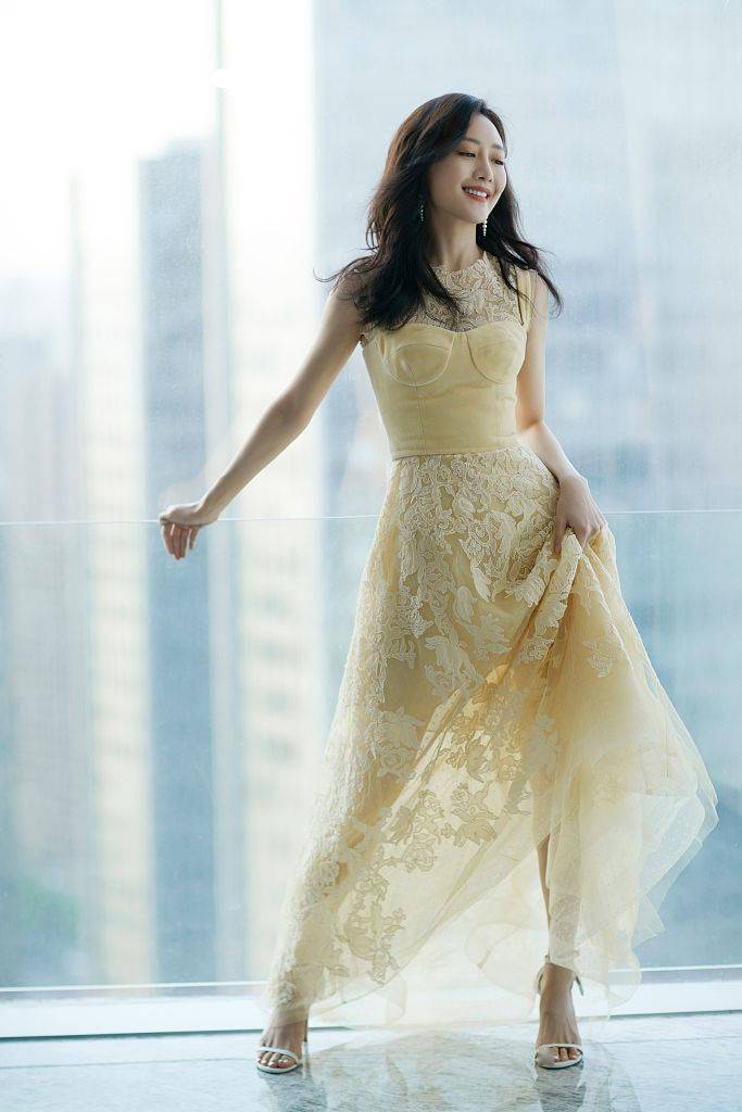 王鸥穿奶黄纱裙礼服 温柔唯美超优雅