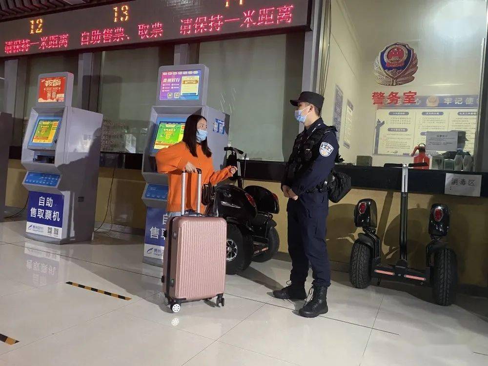 王宽卡点执勤警力在值守时发现一辆大货车在左转经过经开收费站t字