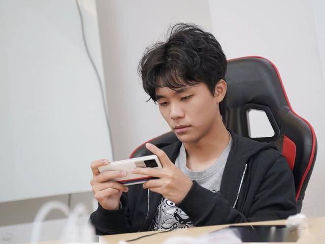 dyg萧玦分均输出超过11w创kpl单周纪录不看id还以为是久诚